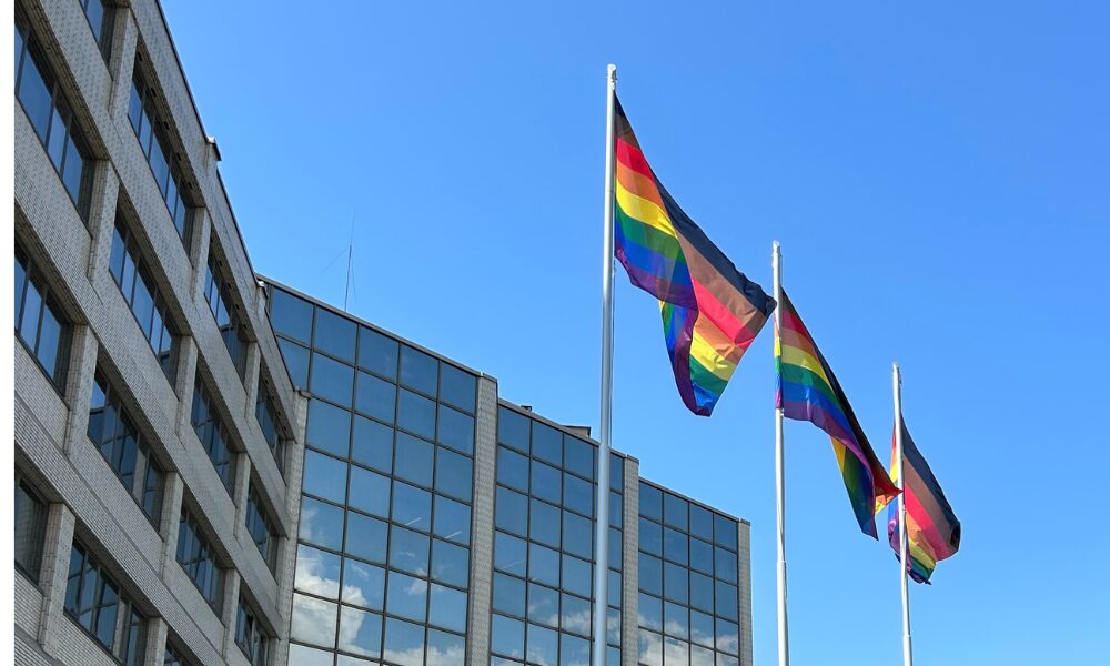 Pride-liput liehuvat Lääkäritalon edessä